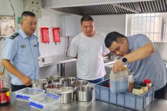 <b>沉点排查学校食堂能否可以或许无效防止虫鼠害</b>