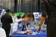 <b>中国网取雅迪集团配合向西安市头盔等物资</b>